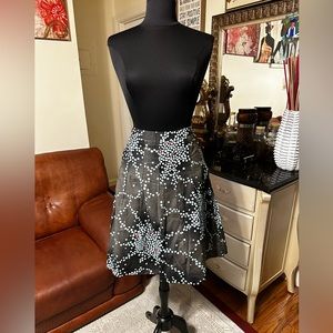 NWOT CLUB MONACO GORGEOUS WOMEN’S SKIRT SIZE 4 COLOR GRAY AND GREEN DOTS